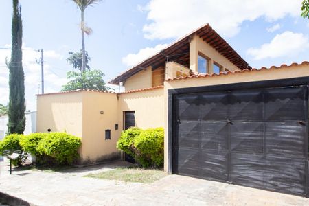 Casa à venda com 355m², 4 quartos e 4 vagasFachada