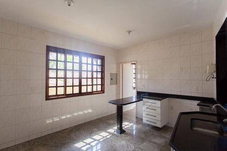 Casa à venda com 355m², 4 quartos e 4 vagasCozinha