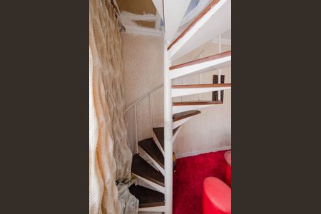 Casa para alugar com 400m², 5 quartos e 3 vagas Casa para alugar com 400m², 5 quartos e 3 vagasEscada