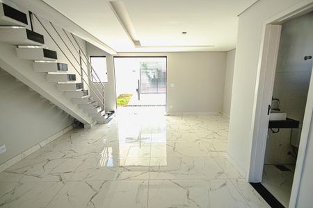 Casa à venda com 125m², 3 quartos e 2 vagas Casa à venda com 125m², 3 quartos e 2 vagasSala