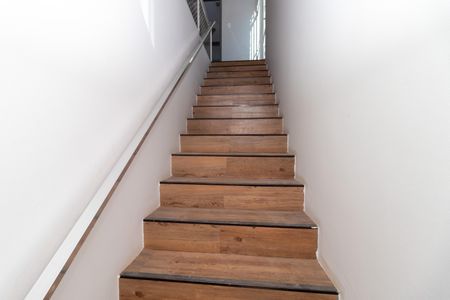 Casa à venda com 340m², 3 quartos e 4 vagas Casa à venda com 340m², 3 quartos e 4 vagasEscada