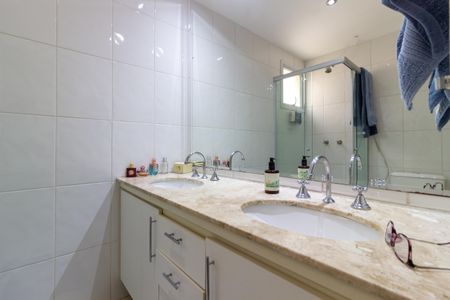 Apartamento à venda com 84m², 3 quartos e 2 vagas Apartamento à venda com 84m², 3 quartos e 2 vagasBanheiro da Suíte