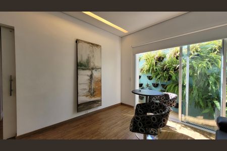 Casa à venda com 250m², 2 quartos e 1 vagaSala