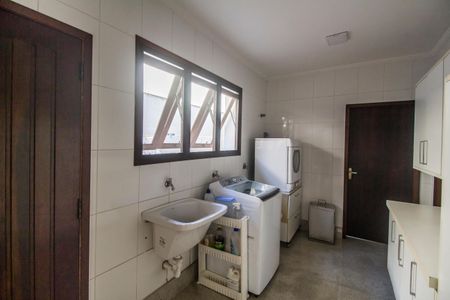 Casa de condomínio para alugar com 407m², 4 quartos e 4 vagasÁrea de Serviço
