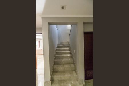 Casa de condomínio para alugar com 407m², 4 quartos e 4 vagasEscada