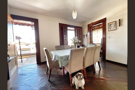 Casa à venda com 333m², 4 quartos e 4 vagas Casa à venda com 333m², 4 quartos e 4 vagasSala