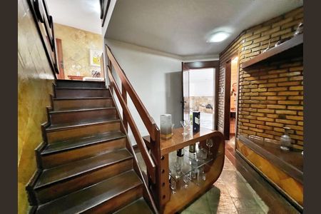 Casa à venda com 333m², 4 quartos e 4 vagas Casa à venda com 333m², 4 quartos e 4 vagasEscada