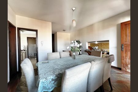 Casa à venda com 333m², 4 quartos e 4 vagas Casa à venda com 333m², 4 quartos e 4 vagasSala