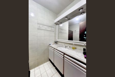 Casa à venda com 333m², 4 quartos e 4 vagas Casa à venda com 333m², 4 quartos e 4 vagasBanheiro