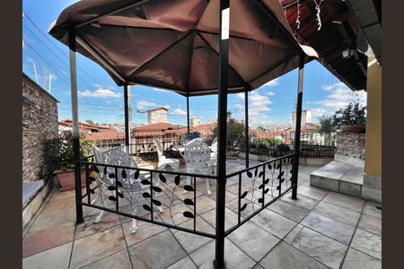 Casa à venda com 333m², 4 quartos e 4 vagas Casa à venda com 333m², 4 quartos e 4 vagasVaranda