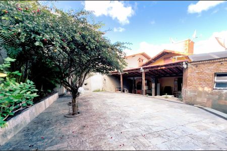 Casa à venda com 333m², 4 quartos e 4 vagas Casa à venda com 333m², 4 quartos e 4 vagasÁrea Externa