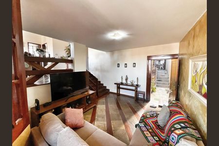 Casa à venda com 333m², 4 quartos e 4 vagas Casa à venda com 333m², 4 quartos e 4 vagasSala