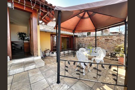 Casa à venda com 333m², 4 quartos e 4 vagas Casa à venda com 333m², 4 quartos e 4 vagasVaranda