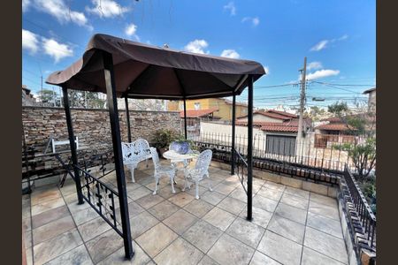 Casa à venda com 333m², 4 quartos e 4 vagas Casa à venda com 333m², 4 quartos e 4 vagasVaranda