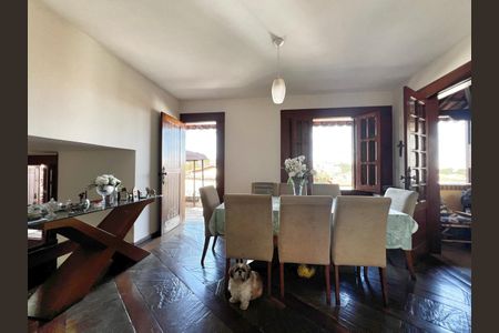 Casa à venda com 333m², 4 quartos e 4 vagas Casa à venda com 333m², 4 quartos e 4 vagasSala