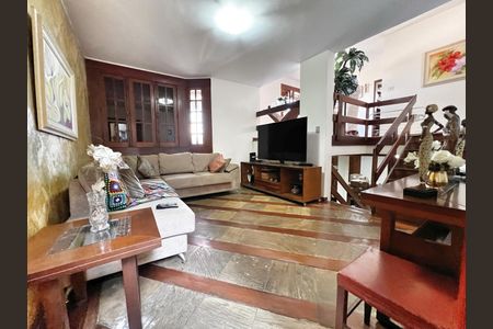 Casa à venda com 333m², 4 quartos e 4 vagas Casa à venda com 333m², 4 quartos e 4 vagasSala