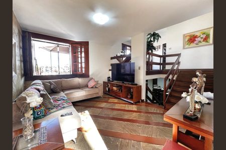 Casa à venda com 333m², 4 quartos e 4 vagas Casa à venda com 333m², 4 quartos e 4 vagasSala