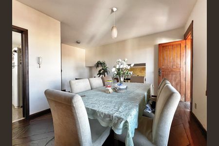 Casa à venda com 333m², 4 quartos e 4 vagas Casa à venda com 333m², 4 quartos e 4 vagasSala