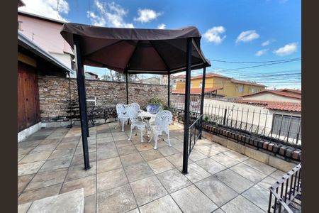 Casa à venda com 333m², 4 quartos e 4 vagas Casa à venda com 333m², 4 quartos e 4 vagasVaranda