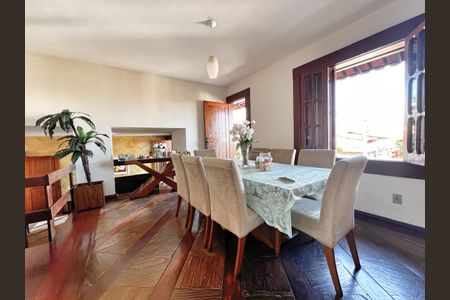 Casa à venda com 333m², 4 quartos e 4 vagas Casa à venda com 333m², 4 quartos e 4 vagasSala