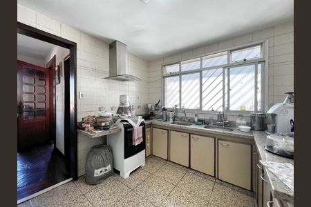 Casa à venda com 333m², 4 quartos e 4 vagas Casa à venda com 333m², 4 quartos e 4 vagasCozinha