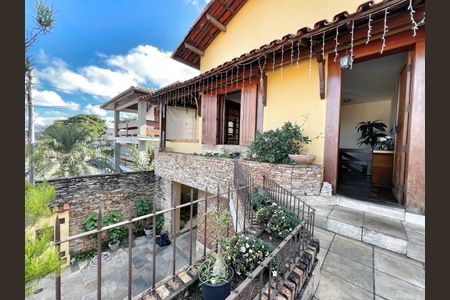 Casa à venda com 333m², 4 quartos e 4 vagas Casa à venda com 333m², 4 quartos e 4 vagasVaranda