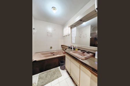 Casa à venda com 333m², 4 quartos e 4 vagas Casa à venda com 333m², 4 quartos e 4 vagasBanheiro