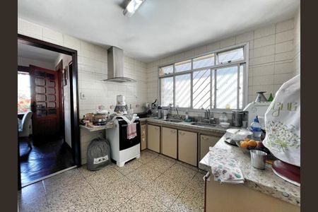 Casa à venda com 333m², 4 quartos e 4 vagas Casa à venda com 333m², 4 quartos e 4 vagasCozinha