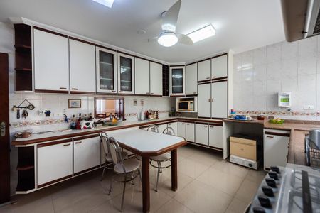 Casa para alugar com 500m², 5 quartos e 5 vagasCozinha