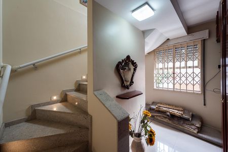 Casa para alugar com 500m², 5 quartos e 5 vagasSala com acesso ao piso superior