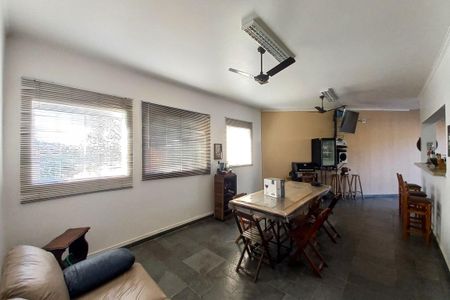 Casa para alugar com 235m², 6 quartos e 4 vagasÁrea comum - Salão de festas