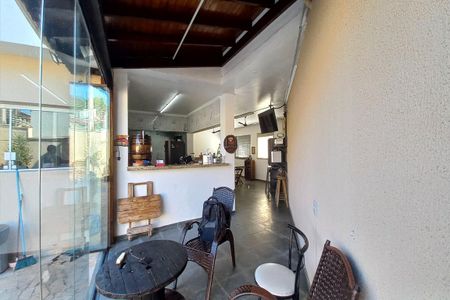 Casa para alugar com 235m², 6 quartos e 4 vagasÁrea comum - Salão de festas