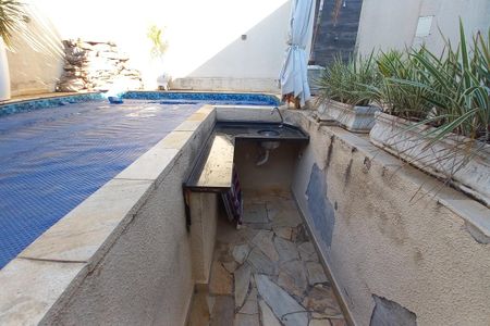 Casa para alugar com 235m², 6 quartos e 4 vagasÁrea comum - Piscina