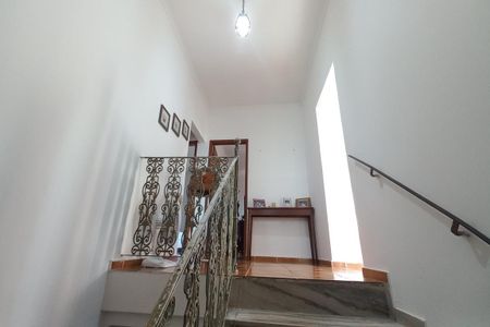 Casa para alugar com 235m², 6 quartos e 4 vagasEscada