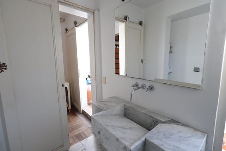 Casa à venda com 184m², 3 quartos e 4 vagasBanheiro da Suíte 2