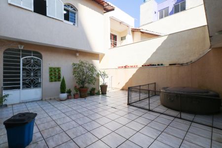 Casa à venda com 348m², 3 quartos e 5 vagas Casa à venda com 348m², 3 quartos e 5 vagasQuintal