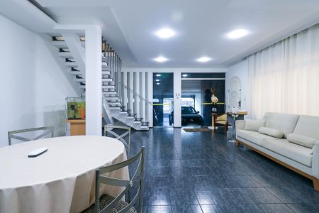 Casa à venda com 348m², 3 quartos e 5 vagas Casa à venda com 348m², 3 quartos e 5 vagasSala