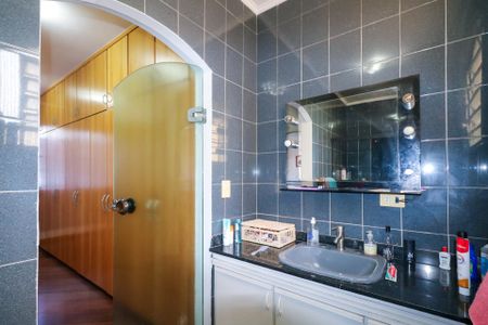 Casa à venda com 348m², 3 quartos e 5 vagas Casa à venda com 348m², 3 quartos e 5 vagasBanheiro da Suíte 1