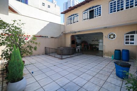 Casa à venda com 348m², 3 quartos e 5 vagas Casa à venda com 348m², 3 quartos e 5 vagasQuintal