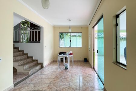 Casa à venda com 327m², 3 quartos e 6 vagas Casa à venda com 327m², 3 quartos e 6 vagasHall