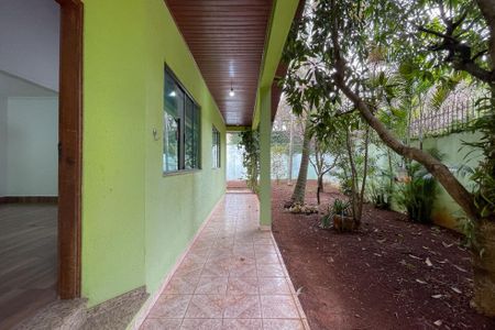 Casa à venda com 327m², 3 quartos e 6 vagas Casa à venda com 327m², 3 quartos e 6 vagasQuintal