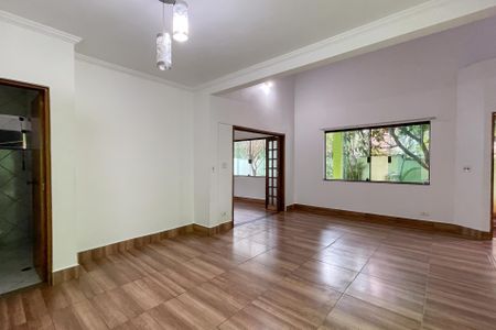 Casa à venda com 327m², 3 quartos e 6 vagas Casa à venda com 327m², 3 quartos e 6 vagasSala