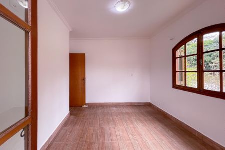 Casa à venda com 327m², 3 quartos e 6 vagas Casa à venda com 327m², 3 quartos e 6 vagasQuarto 2