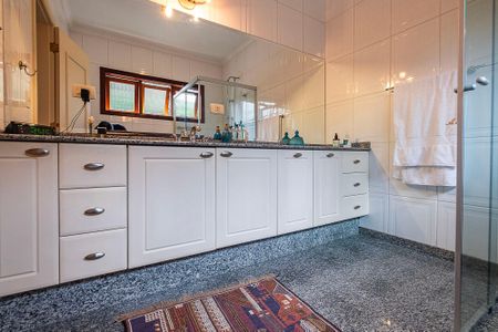 Casa à venda com 380m², 5 quartos e 4 vagasBanheiro da Suíte
