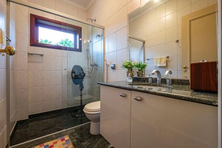 Casa à venda com 380m², 5 quartos e 4 vagasBanheiro 1