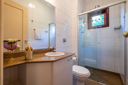 Casa à venda com 380m², 5 quartos e 4 vagasBanheiro da Suíte 2