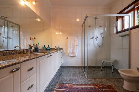 Casa à venda com 380m², 5 quartos e 4 vagasBanheiro da Suíte