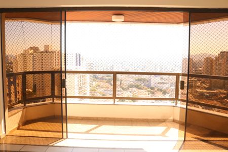 Apartamento para alugar com 428m², 3 quartos e 3 vagasVaranda