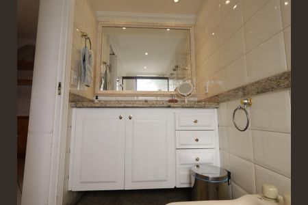 Apartamento à venda com 230m², 4 quartos e 4 vagasBanheiro da Suíte 2