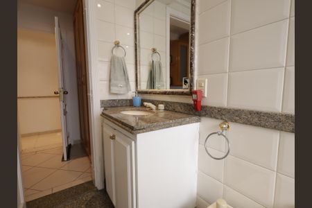 Apartamento à venda com 230m², 4 quartos e 4 vagasBanheiro da Suíte 3